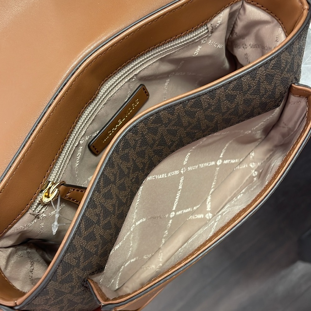 Michael Kors Bradshaw Medium Signature Logo Messenger Bag
Brown 
NWT - Picture 12 of 16